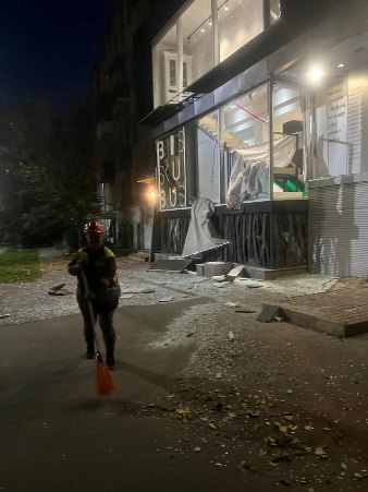 У Харкові прибирають наслідки атаки в Шевченківському районі